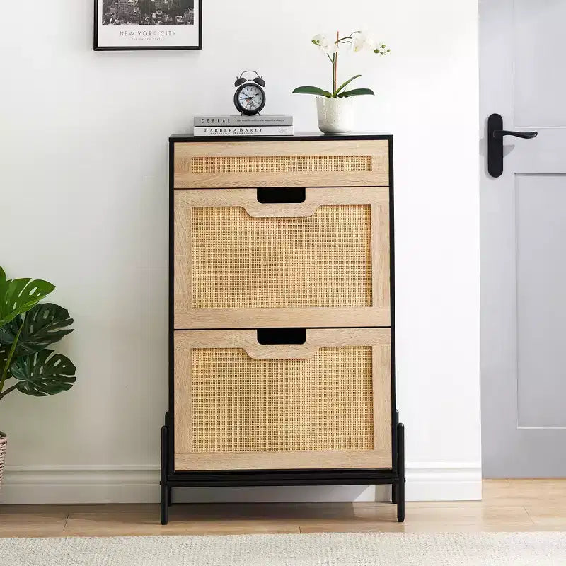 Meuble de rangement en rotin naturel avec 2 tiroirs basculants, étagères réglables et pieds en métal – Meuble à chaussures étroit pour entrée