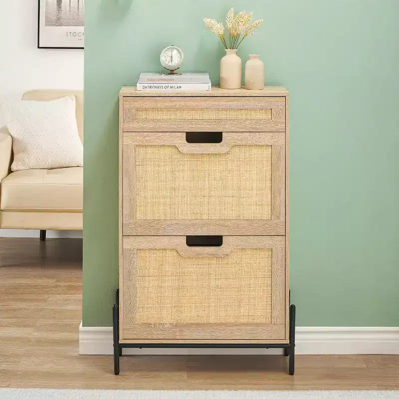Meuble de rangement en rotin naturel avec 2 tiroirs basculants, étagères réglables et pieds en métal – Meuble à chaussures étroit pour entrée