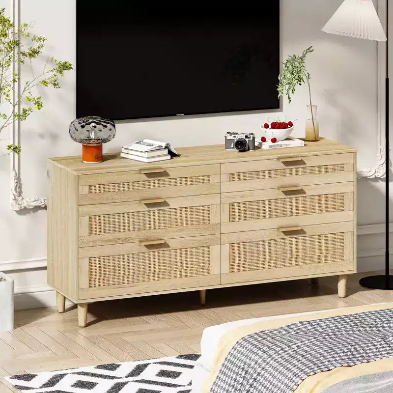 Commode 6 tiroirs en rotin de 150 cm avec poignées en métal et pieds en bois, naturel