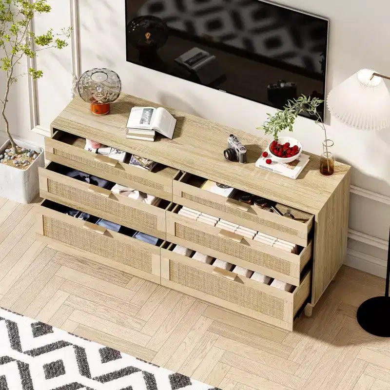 Commode 6 tiroirs en rotin de 150 cm avec poignées en métal et pieds en bois, naturel